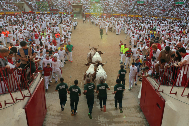 Fotos del octavo encierro de San Fermín 2026 con toros de la ganadería de Jandilla en Pamplona.