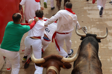 Fotos del octavo encierro de San Fermín 2026 con toros de la ganadería de Jandilla en Pamplona.