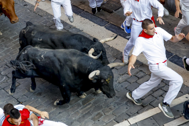 Fotos del octavo encierro de San Fermín 2026 con toros de la ganadería de Jandilla en Pamplona.