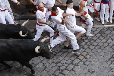 Fotos del octavo encierro de San Fermín 2026 con toros de la ganadería de Jandilla en Pamplona.