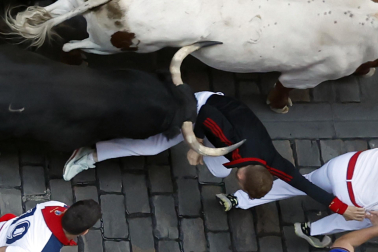Fotos del octavo encierro de San Fermín 2026 con toros de la ganadería de Jandilla en Pamplona.