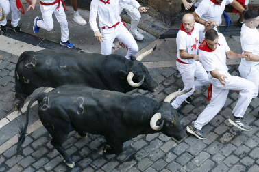 Fotos del octavo encierro de San Fermín 2026 con toros de la ganadería de Jandilla en Pamplona.