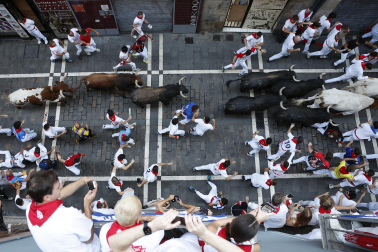 Fotos del octavo encierro de San Fermín 2026 con toros de la ganadería de Jandilla en Pamplona.