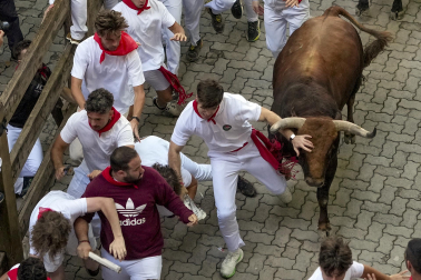 Fotos del octavo encierro de San Fermín 2026 con toros de la ganadería de Jandilla en Pamplona.