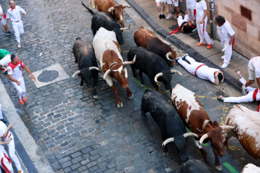 Fotos del octavo encierro de San Fermín 2026 con toros de la ganadería de Jandilla en la cuesta de Santo Domingo.