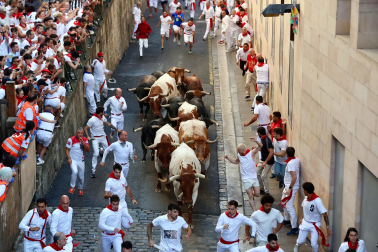 Fotos del octavo encierro de San Fermín 2026 con toros de la ganadería de Jandilla en la cuesta de Santo Domingo.