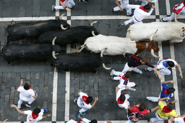 Fotos del octavo encierro de San Fermín 2026 con toros de la ganadería de Jandilla en Pamplona.