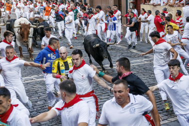 Fotos del octavo encierro de San Fermín 2026 con toros de la ganadería de Jandilla en la curva de Mercaderes.