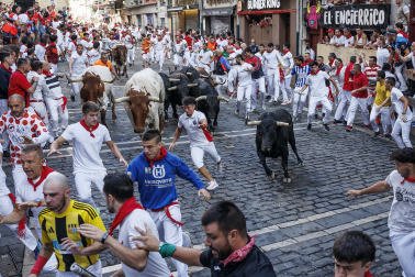 Fotos del octavo encierro de San Fermín 2026 con toros de la ganadería de Jandilla en la curva de Mercaderes.