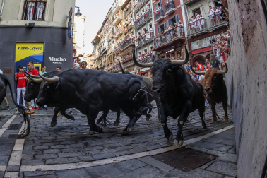 Fotos del octavo encierro de San Fermín 2026 con toros de la ganadería de Jandilla en la curva de Mercaderes.