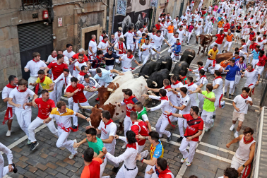Fotos del octavo encierro de San Fermín 2026 con toros de la ganadería de Jandilla en la Estafeta.