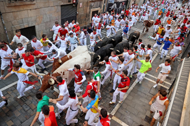 Fotos del octavo encierro de San Fermín 2026 con toros de la ganadería de Jandilla en la Estafeta.