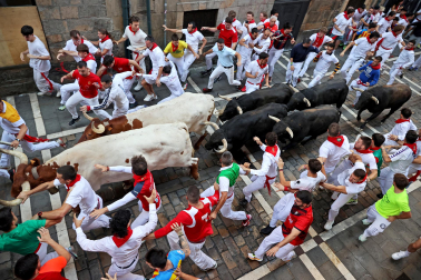 Fotos del octavo encierro de San Fermín 2026 con toros de la ganadería de Jandilla en la Estafeta.
