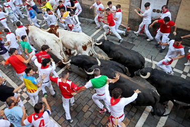 Fotos del octavo encierro de San Fermín 2026 con toros de la ganadería de Jandilla en la Estafeta.