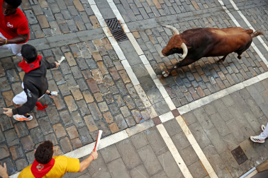 Fotos del octavo encierro de San Fermín 2026 con toros de la ganadería de Jandilla en la Estafeta.
