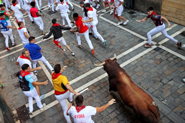 Fotos del octavo encierro de San Fermín 2026 con toros de la ganadería de Jandilla en la Estafeta.