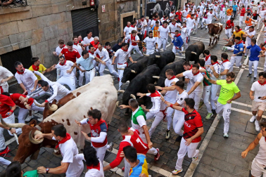Fotos del octavo encierro de San Fermín 2026 con toros de la ganadería de Jandilla en la Estafeta.