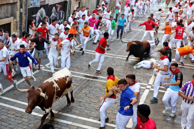 Fotos del octavo encierro de San Fermín 2026 con toros de la ganadería de Jandilla en la Estafeta.