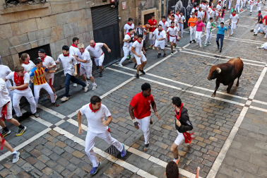 Fotos del octavo encierro de San Fermín 2026 con toros de la ganadería de Jandilla en la Estafeta.