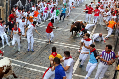 Fotos del octavo encierro de San Fermín 2026 con toros de la ganadería de Jandilla en la Estafeta.