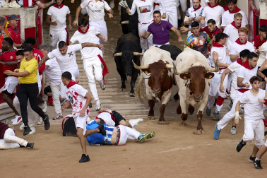 Fotos del octavo encierro de San Fermín 2026 con toros de la ganadería de Jandilla en la plaza de toros.