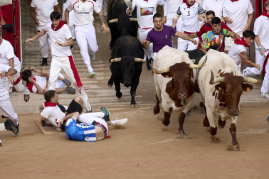 Fotos del octavo encierro de San Fermín 2026 con toros de la ganadería de Jandilla en la plaza de toros.