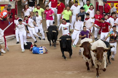 Fotos del octavo encierro de San Fermín 2026 con toros de la ganadería de Jandilla en la plaza de toros.
