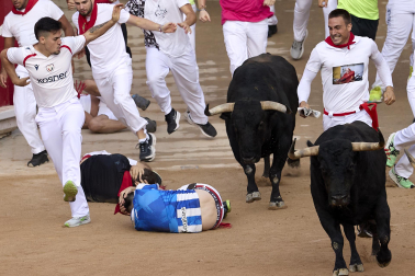 Fotos del octavo encierro de San Fermín 2026 con toros de la ganadería de Jandilla en la plaza de toros.