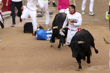 Fotos del octavo encierro de San Fermín 2026 con toros de la ganadería de Jandilla en la plaza de toros.