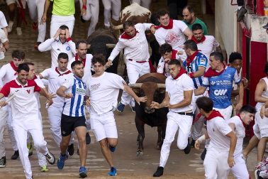 Fotos del octavo encierro de San Fermín 2026 con toros de la ganadería de Jandilla en la plaza de toros.