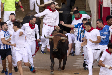 Fotos del octavo encierro de San Fermín 2026 con toros de la ganadería de Jandilla en la plaza de toros.