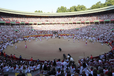Fotos del octavo encierro de San Fermín 2026 con toros de la ganadería de Jandilla en la plaza de toros.