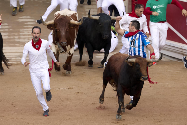 Fotos del octavo encierro de San Fermín 2026 con toros de la ganadería de Jandilla en la plaza de toros.