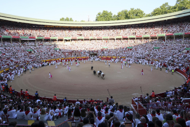 Fotos del octavo encierro de San Fermín 2026 con toros de la ganadería de Jandilla en la plaza de toros.