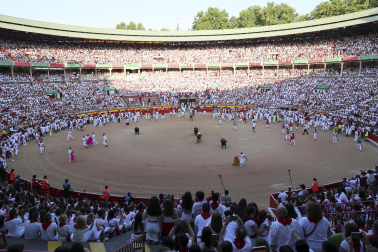 Fotos del octavo encierro de San Fermín 2026 con toros de la ganadería de Jandilla en la plaza de toros.