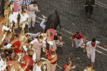 Secuencia exclusiva de la cornada en el Ayuntamiento durante el último encierro de San Fermín 2026