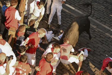 Secuencia exclusiva de la cornada en el Ayuntamiento durante el último encierro de San Fermín 2026