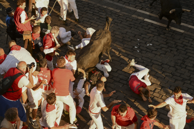 Secuencia exclusiva de la cornada en el Ayuntamiento durante el último encierro de San Fermín 2026
