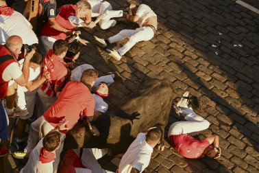 Secuencia exclusiva de la cornada en el Ayuntamiento durante el último encierro de San Fermín 2026