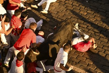 Secuencia exclusiva de la cornada en el Ayuntamiento durante el último encierro de San Fermín 2026
