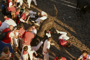 Secuencia exclusiva de la cornada en el Ayuntamiento durante el último encierro de San Fermín 2026