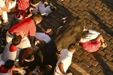Secuencia exclusiva de la cornada en el Ayuntamiento durante el último encierro de San Fermín 2026