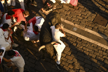 Secuencia exclusiva de la cornada en el Ayuntamiento durante el último encierro de San Fermín 2026