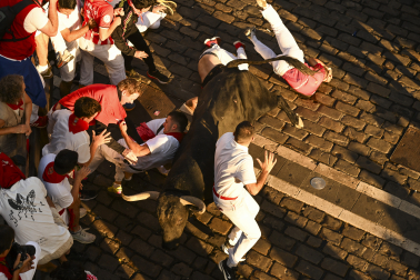 Secuencia exclusiva de la cornada en el Ayuntamiento durante el último encierro de San Fermín 2026