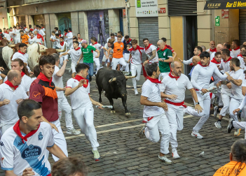Fotos del octavo encierro de San Fermín 2026 con toros de la ganadería de Jandilla en Mercaderes.