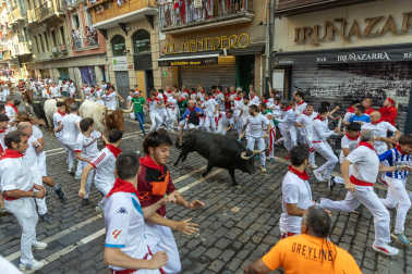 Fotos del octavo encierro de San Fermín 2026 con toros de la ganadería de Jandilla en Mercaderes.