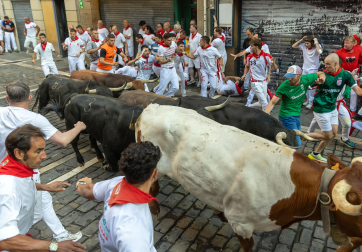 Fotos del octavo encierro de San Fermín 2026 con toros de la ganadería de Jandilla en Mercaderes.