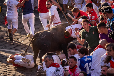 Fotos del octavo encierro de San Fermín 2026 con toros de la ganadería de Jandilla en la plaza del Ayuntamiento.