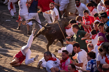 Fotos del octavo encierro de San Fermín 2026 con toros de la ganadería de Jandilla en la plaza del Ayuntamiento.