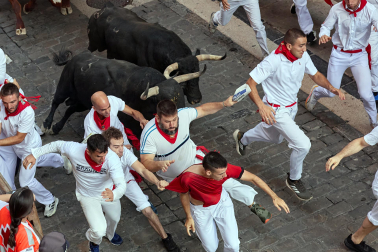 Fotos del octavo encierro de San Fermín 2026 con toros de la ganadería de Jandilla en la plaza del Ayuntamiento.